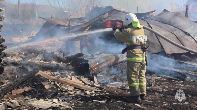 Страшный пожар под Пензой уничтожил два дома и надворные постройки