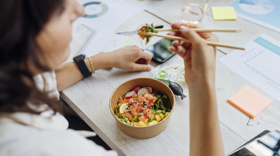 Россиянам объяснили, можно ли есть на рабочем месте и грозит ли за это наказание Россиянам объяснили, можно ли есть на рабочем месте и грозит ли за это наказание