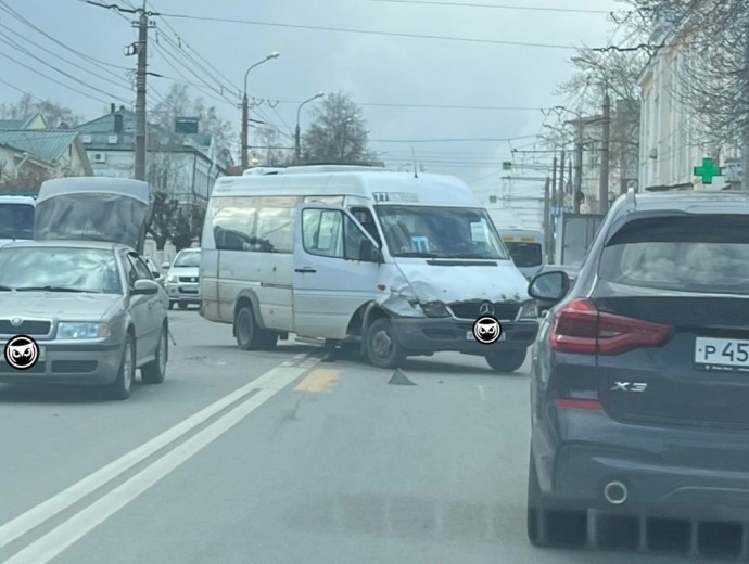 В Пензе из-за жесткой аварии с маршруткой парализовало улицу Кирова
