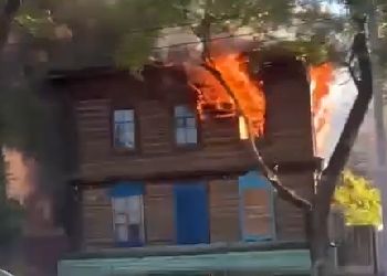 В Благовещенске огонь охватил двухэтажный дом