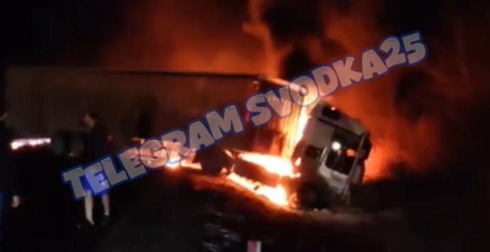 Женщина-водитель и пассажир сгорели в машине после лобового удара с КАМАЗом на трассе в Приморье