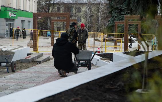 В Курске благоустройство территории у ТЦ Куряночка вышло на финишную стадию В Курске благоустройство территории у ТЦ Куряночка вышло на финишную стадию