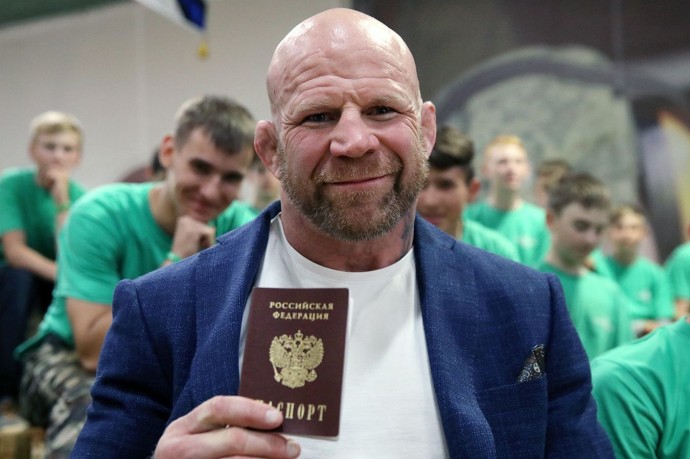 Монсон — об отказе от американского гражданства: "Это одно из лучших решений в моей жизни"