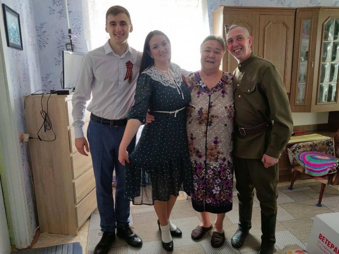 Тульские артисты поздравили ветеранов Мариуполя с Днём Победы