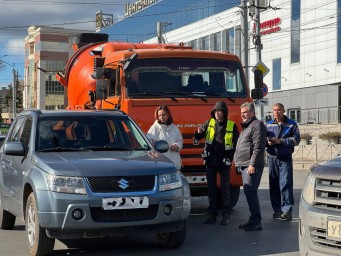 В Кирове столкнулись бетономешалка и иномарка