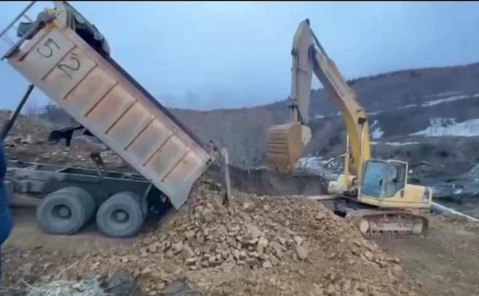 На месте рухнувшего участка дороги в Томаринском районе уложили водопропускную трубу