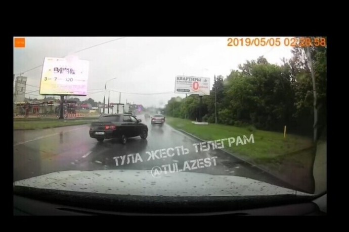 Легковушка вылетела на обочину на мокрой дороге в Туле