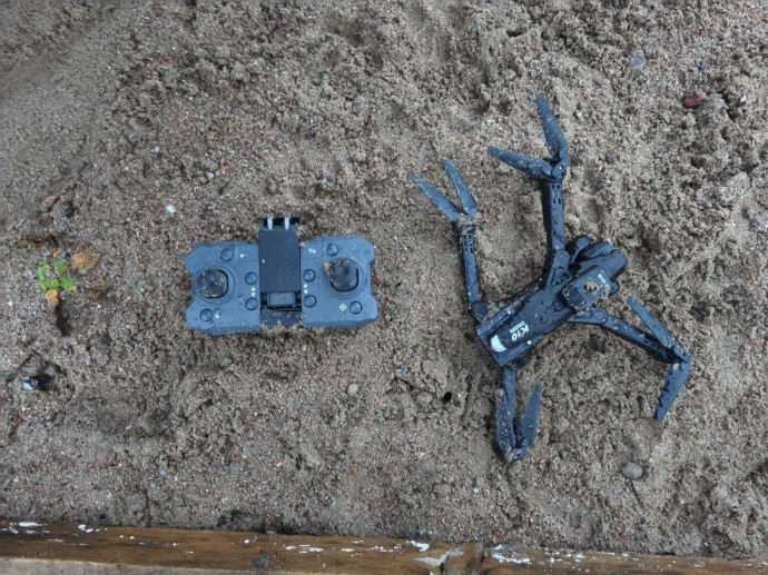 Опасный предмет, найденный у дома на Васильевском острове, оказался детским дроном Опасный предмет, найденный у дома на Васильевском острове, оказался детским дроном