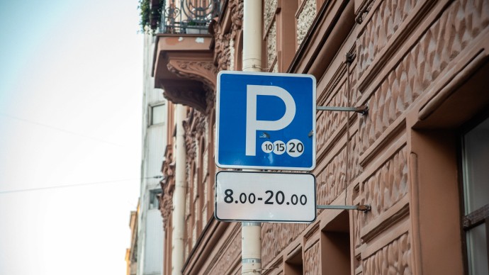 16 машин без номеров обнаружили за неделю на платных парковках Петербурга