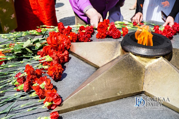 Делегации городов-побратимов возложили цветы к Вечному огню в Улан-Удэ