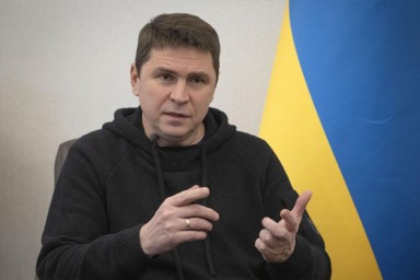 Подоляк обвинил Кремль в коррупционном скандале с участием «спонсора» Зеленского