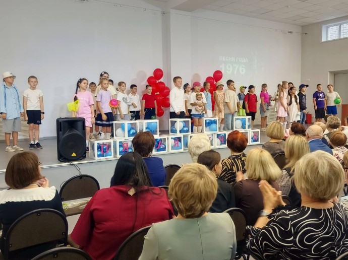 Школа № 5 в Старой Руссе отметила 70-летний юбилей