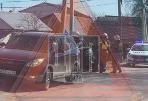 Жесткое ДТП в Пензе: автоледи на иномарке врезалась в столб