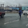 Странное поведение женщины в Южно-Сахалинске заставило автомобилистов беспокоиться