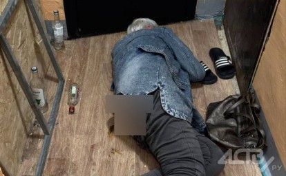 В Корсакове гости соседей устроили туалет в тамбуре жилого дома