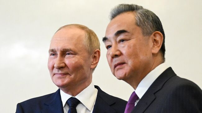 Путин принял в Кремле главу МИД Китая Ван И