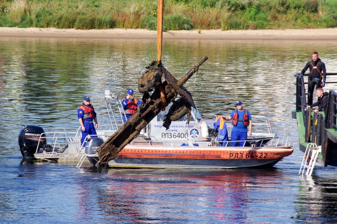 Силами экспедиции СФ со дна Невы подняли пушку «Ленинградка» времён ВОВ