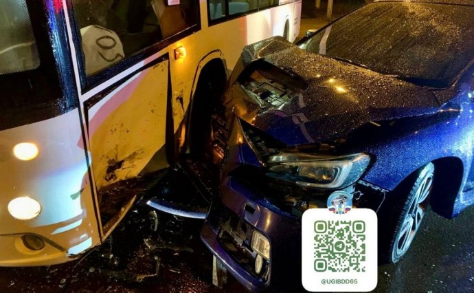 Subaru Levorg влетел в маршрутный автобус в Южно-Сахалинске — пострадала девушка