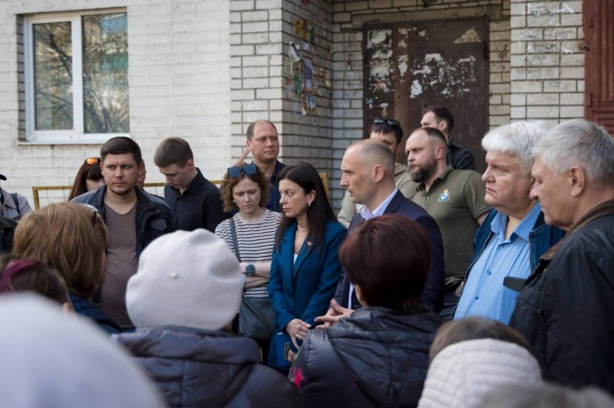 В Курске власти встретились с жильцами пострадавшего от ночной атаки дома