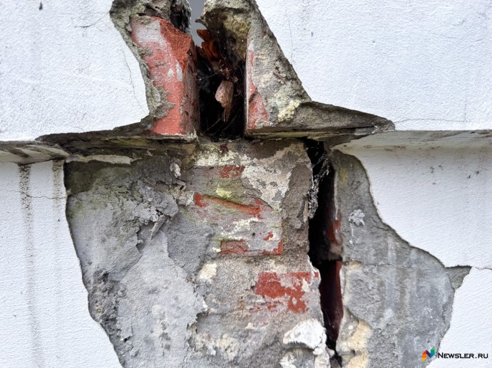 У щели Симакова появились «дети» и загадочные знаки