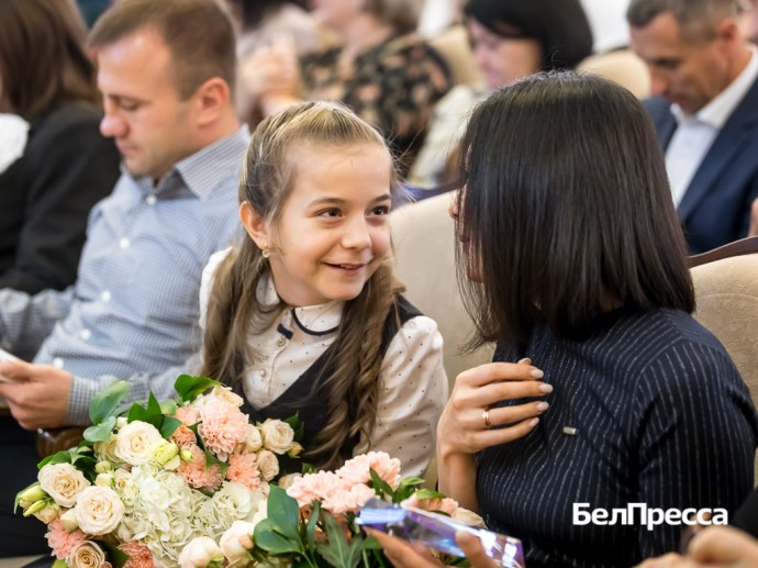 Вячеслав Гладков вручил награды губернаторским стипендиатам в сфере культуры Вячеслав Гладков вручил награды губернаторским стипендиатам в сфере культуры