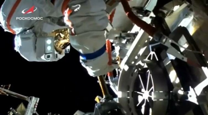 Космонавты Роскосмоса установили аппаратуру для научного эксперимента «Экран-М» на МКС Космонавты Роскосмоса установили аппаратуру для научного эксперимента «Экран-М» на МКС