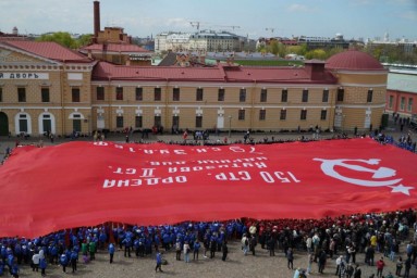 В Петербурге развернули самое большое Знамя Победы в мире
