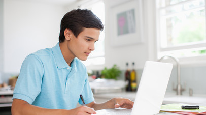 Врач Демьяновская назвала современный образ жизни причиной артрита у молодёжи