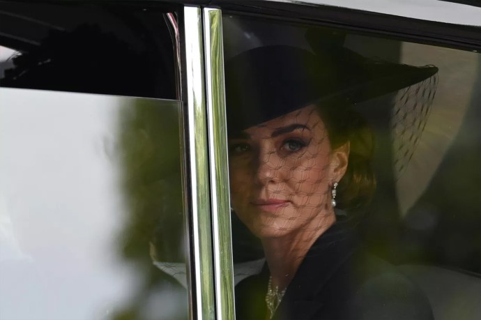 На фоне слухов о парике Кейт Миддлтон впервые ответила на вопрос о волосах