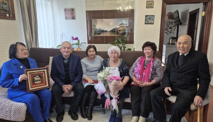 В районе Бурятии с 90-летием поздравили учительницу