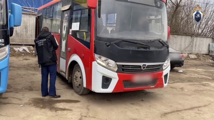 Возбуждено уголовное дело по факту падения женщины из автобуса
