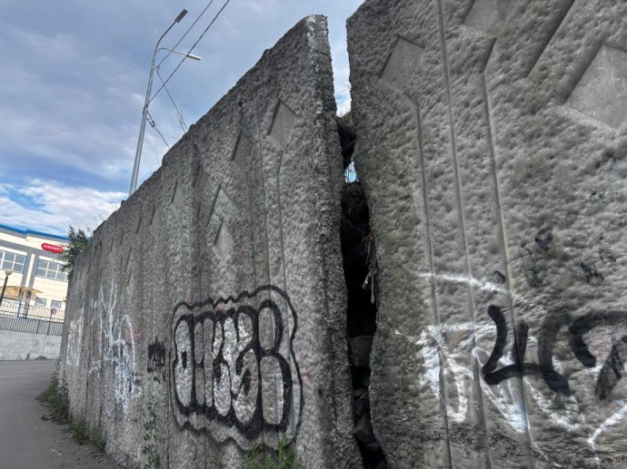 Подпорная стена во Владивостоке ждёт жертв среди пешеходов и автомобилистов