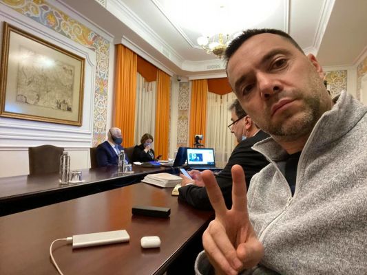 Арестович* заявил, что Зеленский ввел против него санкции из-за выборов