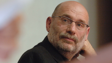 Суд 1 декабря начнет заочно рассматривать дело в отношении писателя Акунина