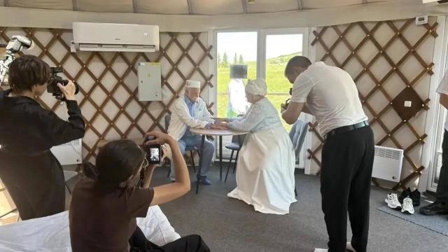 В геопарке «Торатау» справили никах 79-летний британец и жительница Башкирии В геопарке «Торатау» справили никах 79-летний британец и жительница Башкирии