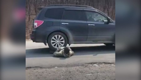 Мазохист из Владивостока просит водителей переехать его машиной
