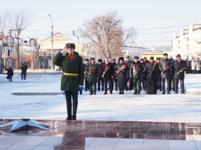 Уссурийцы почтили память неизвестных солдат на площади Победы