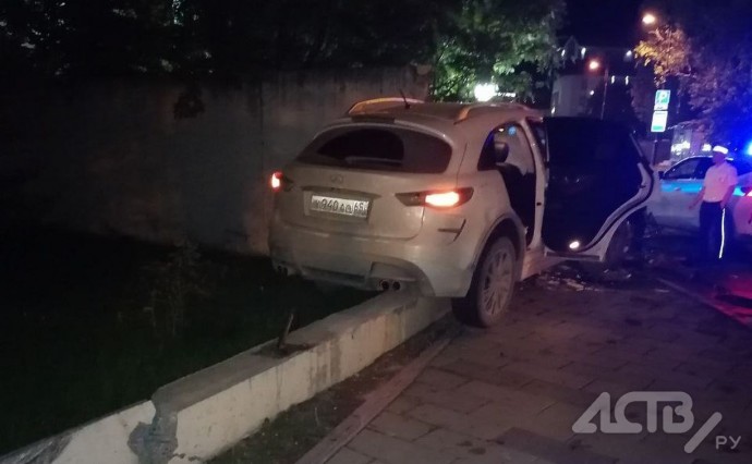 Момент жёсткого ДТП в переулке Алтайском попал на видео в Южно-Сахалинске