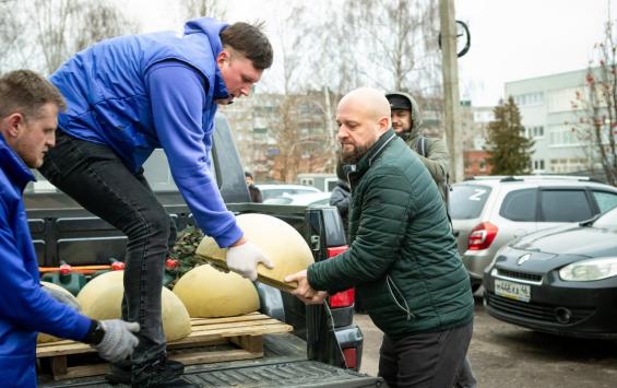 У школы №54 в Курске поставили полусферы, чтобы машины не выезжали на тротуар