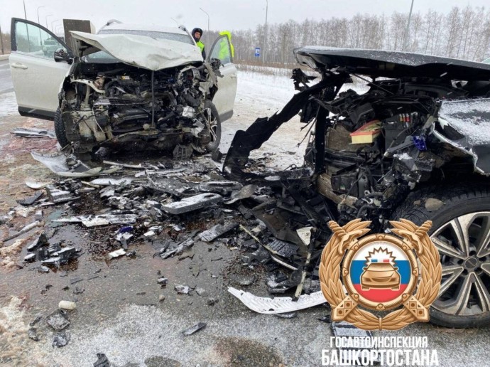 В Башкирии из искореженного автомобиля достали тело женщины В Башкирии из искореженного автомобиля достали тело женщины