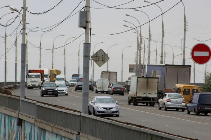 Три автомобиля потеряли астраханцы на Новом мосту 