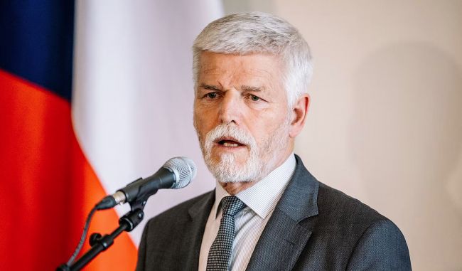 Президент Чехии осудил снятие украинских флагов с административных зданий страны