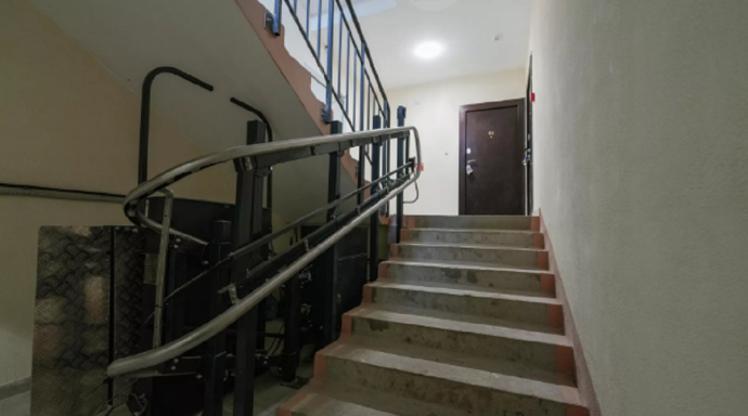 Россиянам сообщили о возможных санкциях за размещение коляски или велосипеда в подъезде