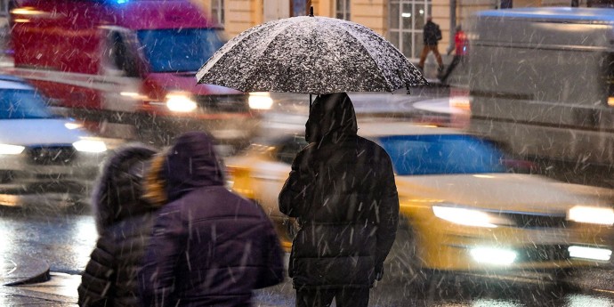 Москвичей предупреждают о мокром снеге и гололедице Москвичей предупреждают о мокром снеге и гололедице
