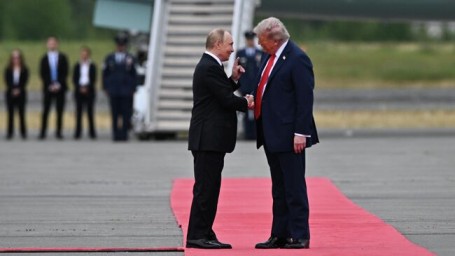 СМИ обратили внимание на необычную деталь в приеме Путина на Аляске