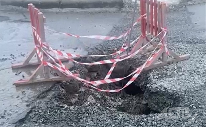 Стремительно растущий провал на дороге в Южно-Сахалинске пугает автомобилистов