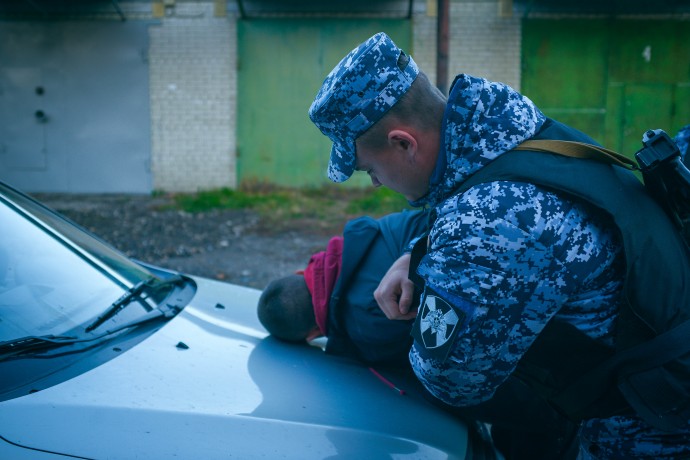 На улице Измайлова в Пензе задержали мужчину, устроившего дебош в баре