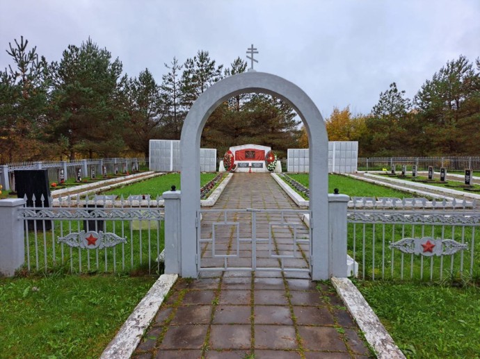 В Старорусском округе возложили цветы в память о тех, кто освобождал Латвию