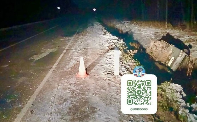 Сахалинка пострадала по вине пьяного пенсионера — он улетел в кювет на микроавтобусе