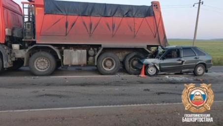 В Башкирии погиб водитель врезавшегося в грузовик автомобиля